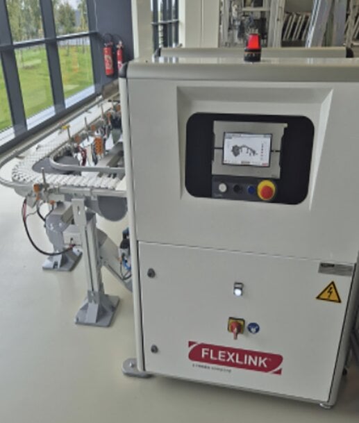 Transport automatisé de bacs pour les lignes de production optique