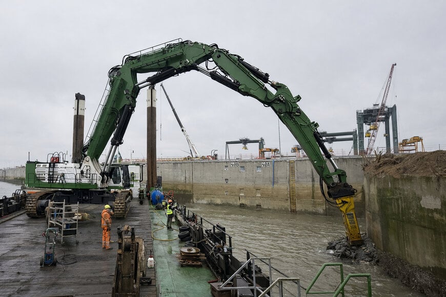 Underwater demolition enables quay wall renewal in Antwerp