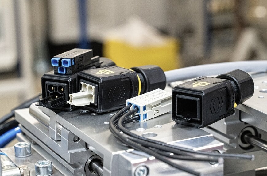 Tool-less field-assembly power connector for industrial devices