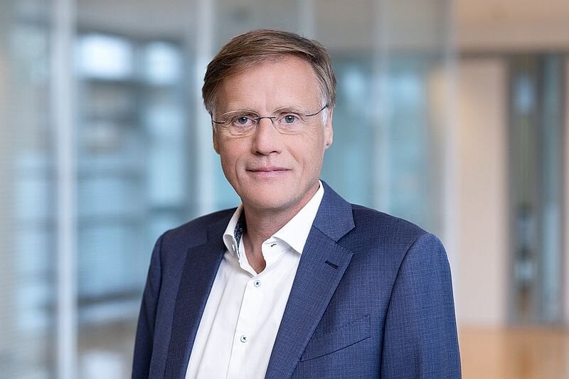 Infineon prolonge le mandat de son PDG