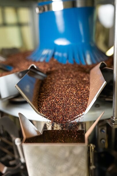 Internationale Teekultur für die Schweiz – präzise abgefüllt mit einer Mehrkopf-waage