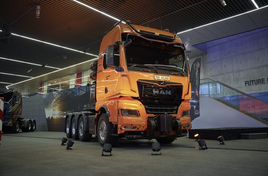 Heavy-duty tractor unit designed for 250-ton transport