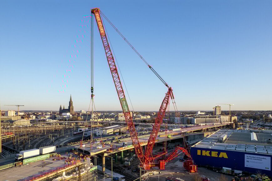 Heavy crawler crane dismantles Ulm bridge