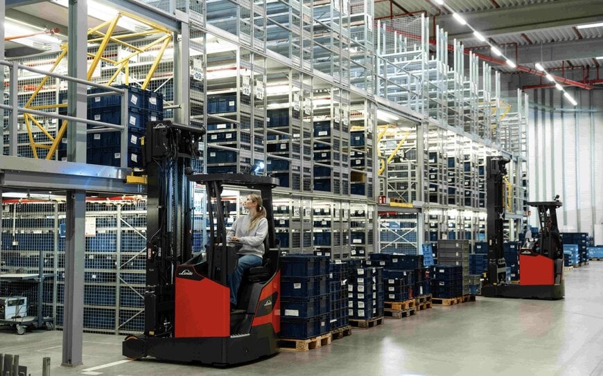 Linde MH introduce carrelli retrattili compatti per magazzini