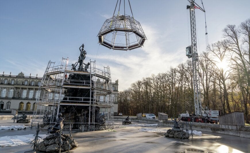 Mobile crane supports winter protection of historic fountains