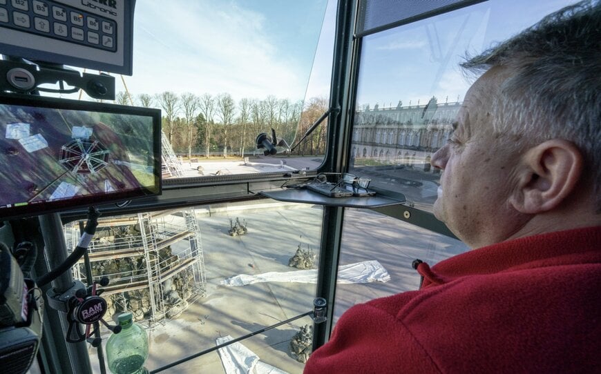 Mobile crane supports winter protection of historic fountains