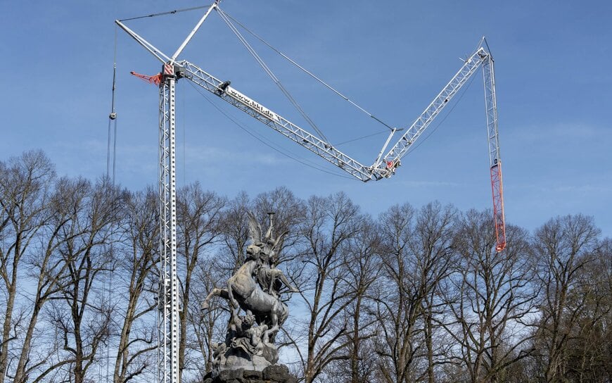 Mobile crane supports winter protection of historic fountains