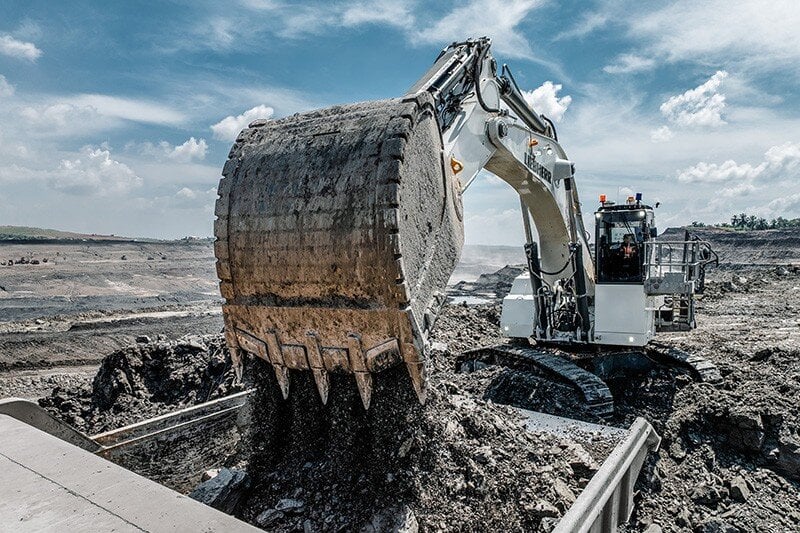 Technical Specifications and Performance of 100-Tonne Mining Excavators
