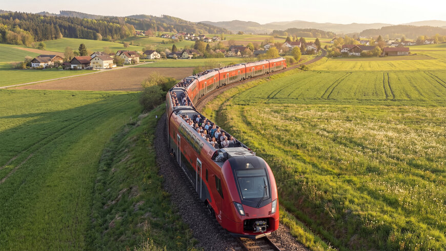 Doppelst&ouml;ckiger Fernzug mit offenem Oberdeck