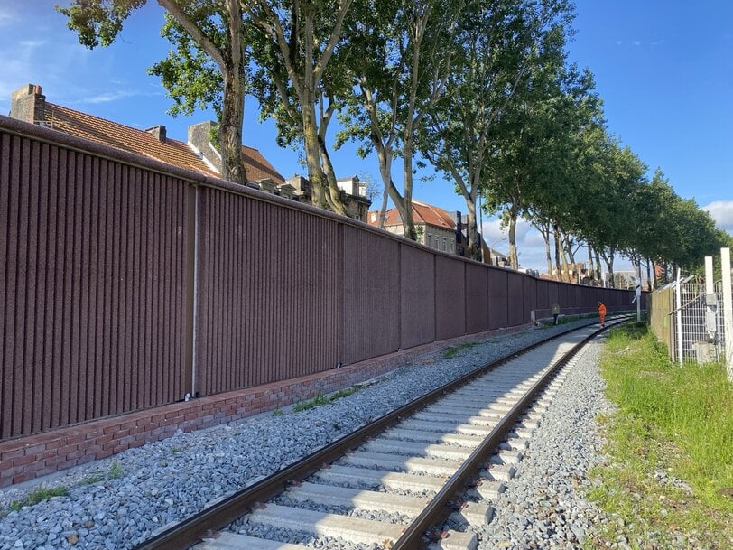 SNCF R&eacute;seau modernise la voie M&egrave;re &agrave; Calais, maillon cl&eacute; du fret ferroviaire r&eacute;gional : Agilis, filiale de NGE, ach&egrave;ve le projet de pose d&rsquo;&eacute;crans acoustiques le plus important jamais r&eacute;alis&eacute; dans les Hauts de France