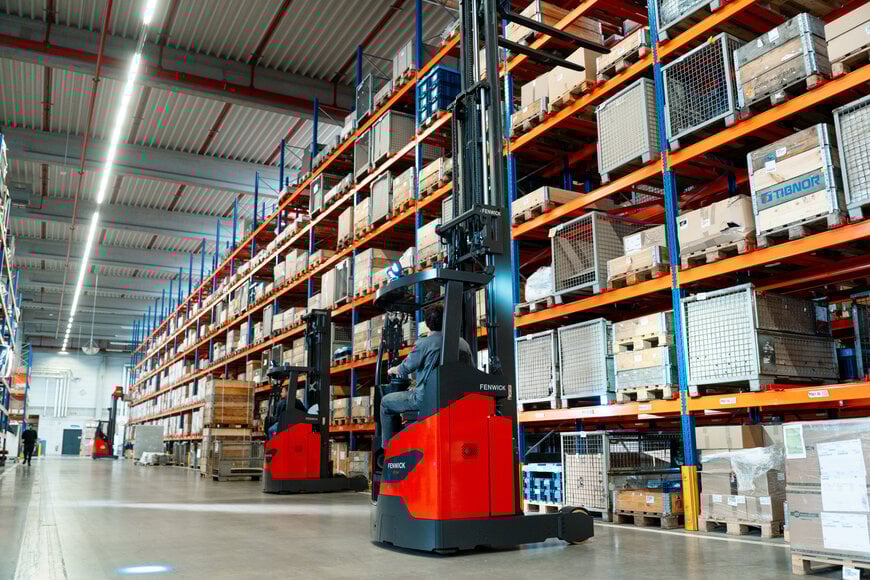 Fenwick-Linde lance une nouvelle s&eacute;rie de chariots &agrave; m&acirc;t r&eacute;tractable alliant agilit&eacute;, s&eacute;curit&eacute; et confort op&eacute;rateur