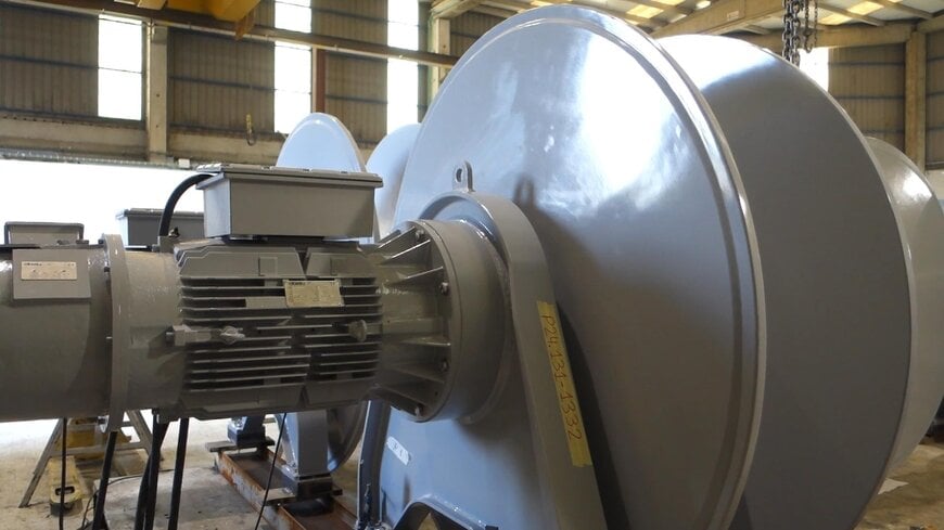 Planetary gearbox with rotating housing for winch drives