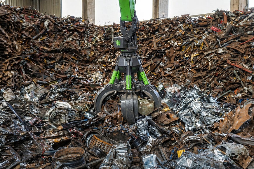Five-shell grab improves scrap handling efficiency