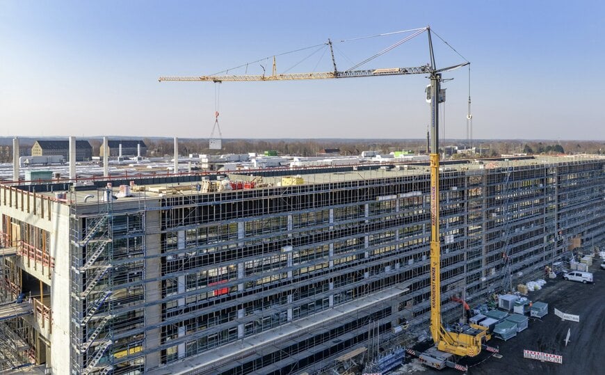 Gr&uacute;a Liebherr apoya instalaciones en cubierta en dep&oacute;sito ferroviario