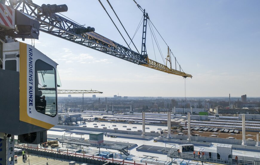 Gr&uacute;a Liebherr apoya instalaciones en cubierta en dep&oacute;sito ferroviario