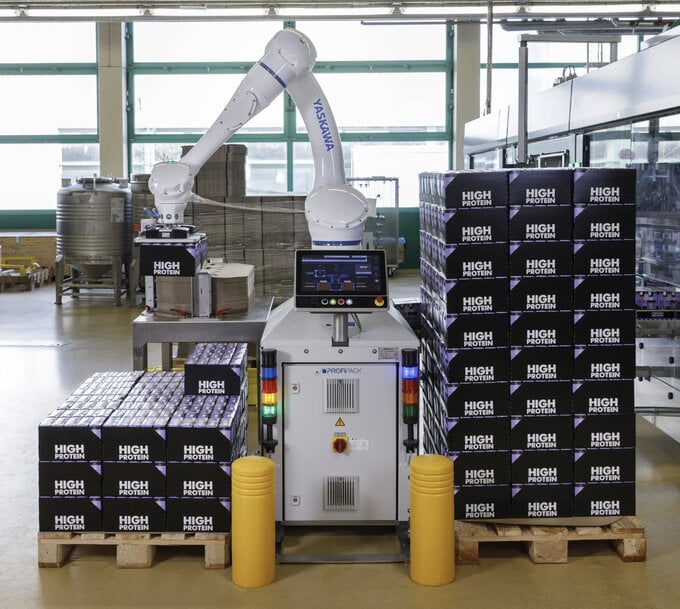 Cobot palletizing improves dairy packaging efficiency