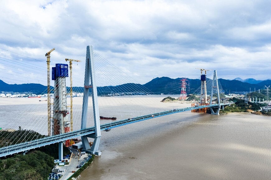 Potain MCT 385 cranes support bridge construction in China