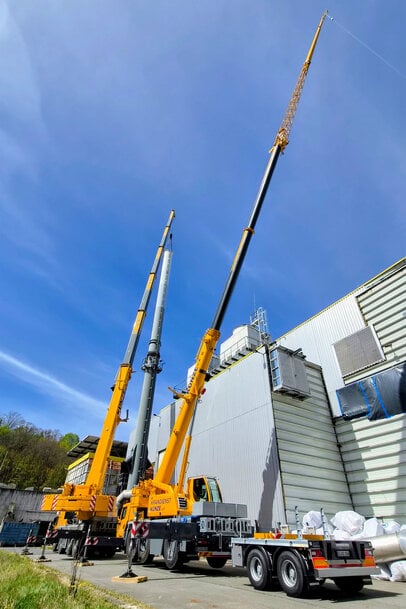 Mobile crane deployment using integrated ballast trailer transport system