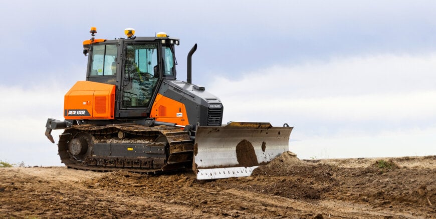 Crawler dozer for fine grading and light earthmoving applications