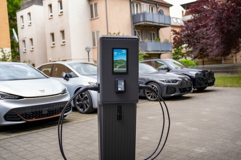 Terminali di ricarica CA integrati e gestione termica per veicoli elettrici