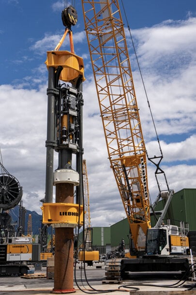 Liebherr Introduces Rope-Suspended Leader and H 10 Hydraulic Hammer for Piling
