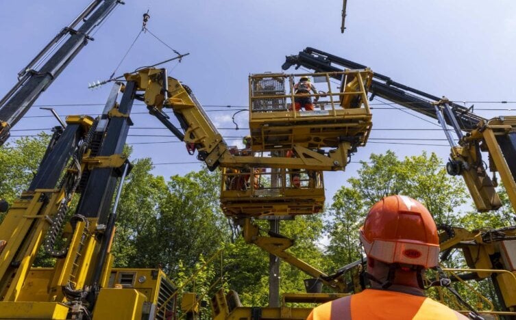 SNCF R&eacute;seau acc&eacute;l&egrave;re la r&eacute;g&eacute;n&eacute;ration de son r&eacute;seau : la Suite Rapide Cat&eacute;naire de COLAS RAIL et TSO CATENAIRES franchit le cap des 25 000 armements remplac&eacute;s et obtient trois nouveaux march&eacute;s
