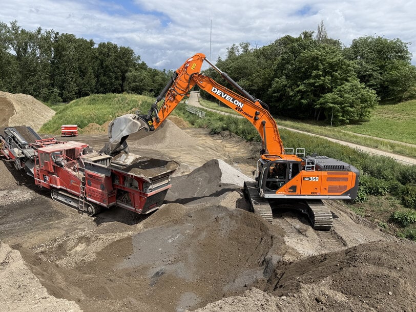 Kok Lexmond Expands Fleet with Develon DX360LC-9 Excavators