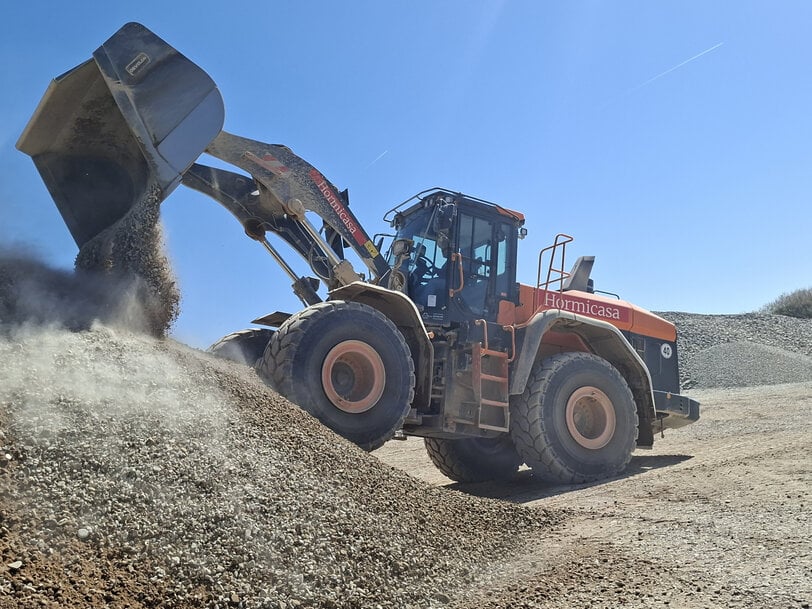 Hormicasa Canteras Boosts Efficiency with Develon DL420-7 Loader