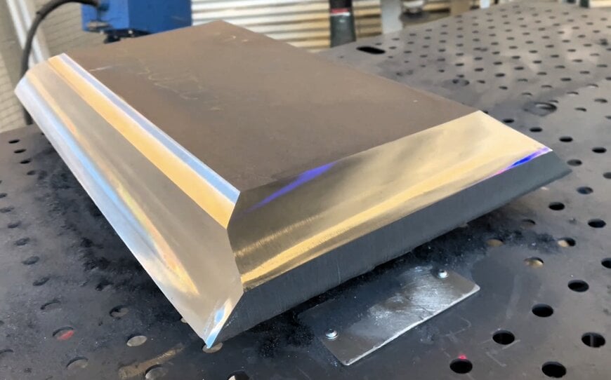 Automated Weld Seam Preparation with AI Grinding Robot