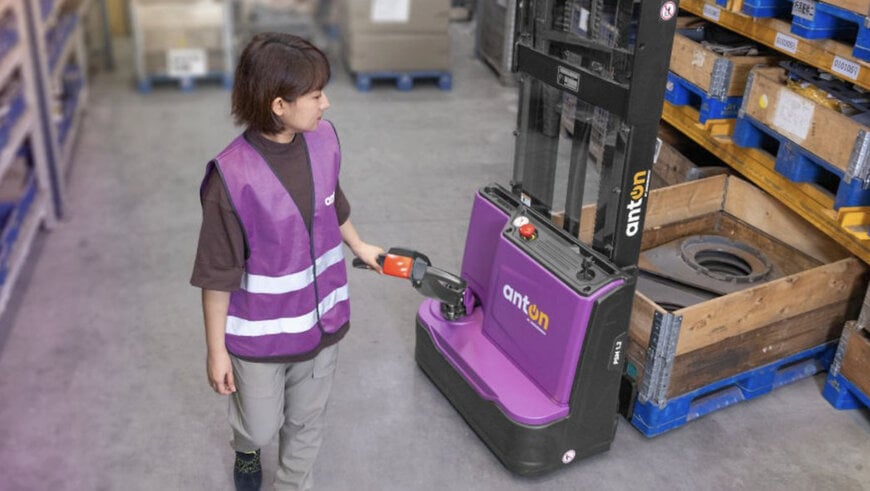 Jungheinrich PSM 1.2 compact pedestrian stacker for retail
