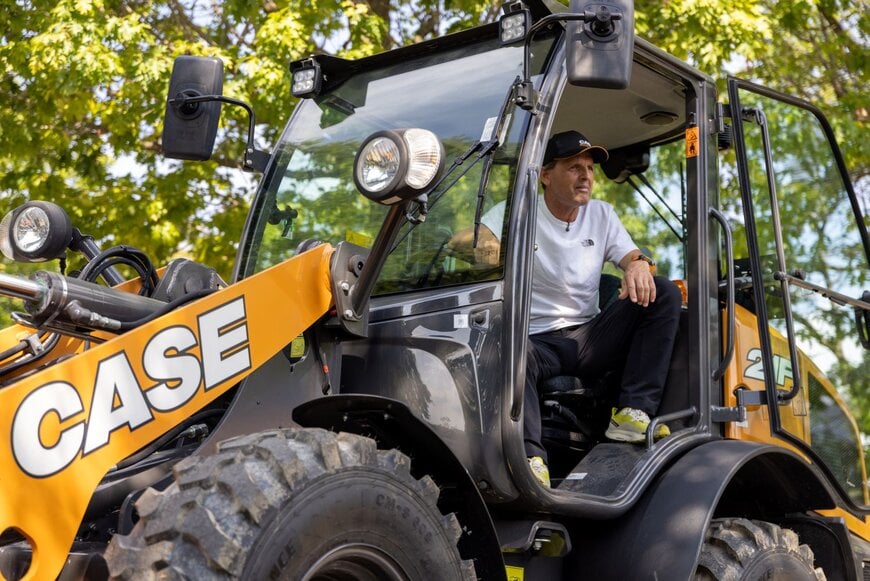 CASE Construction Equipment nawiązuje wsp&oacute;łpracę z alpinistą Simone Moro, aby zabierać kompaktowe maszyny tam, gdzie niewiele maszyn budowlanych może dotrzeć