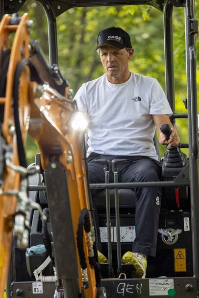 CASE Construction Equipment nawiązuje wsp&oacute;łpracę z alpinistą Simone Moro, aby zabierać kompaktowe maszyny tam, gdzie niewiele maszyn budowlanych może dotrzeć