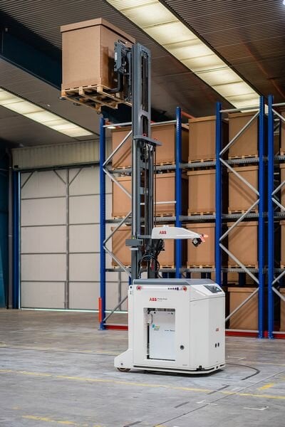 Le robot mobile autonome cible les op&eacute;rations de levage et de stockage