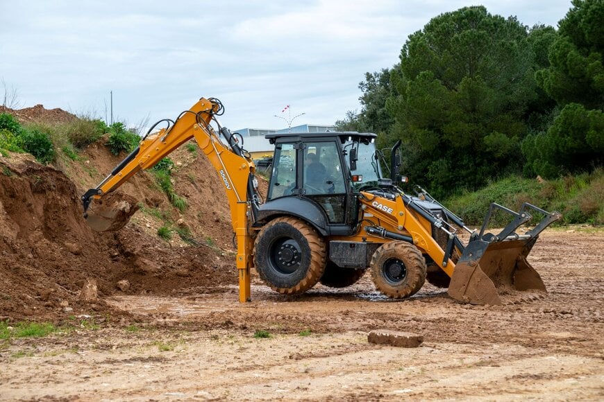 CASE Construction Equipment rozszerza gamę maszyn kompaktowych o nową koparko-ładowarkę o mocy 55 kW, nową elektryczną minikoparko-ładowarkę gąsienicową oraz znaczące udoskonalenia gamy kompaktowych ładowarek kołowych