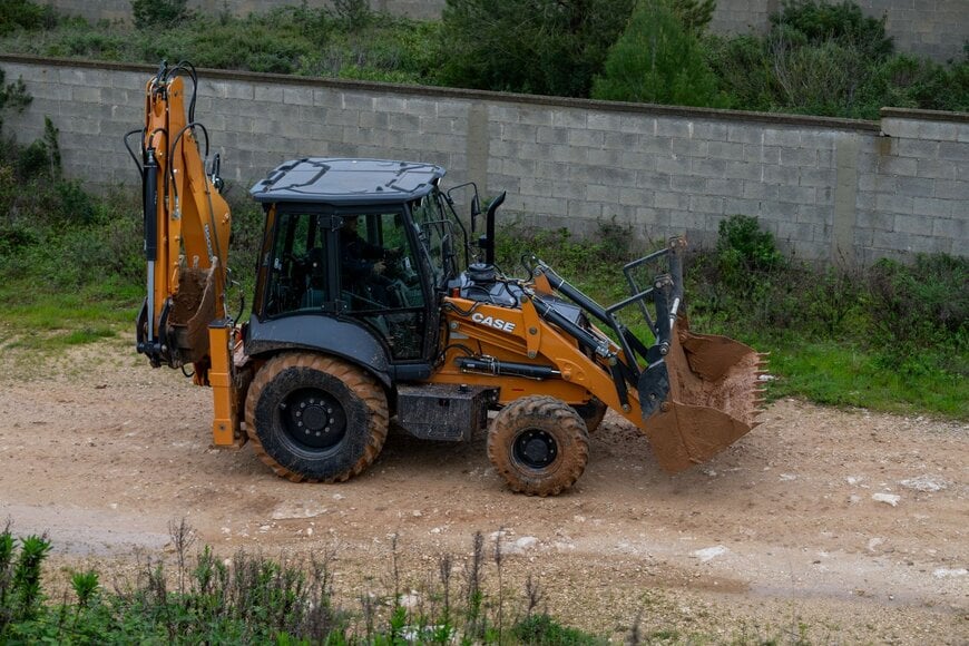CASE Construction Equipment rozszerza gamę maszyn kompaktowych o nową koparko-ładowarkę o mocy 55 kW, nową elektryczną minikoparko-ładowarkę gąsienicową oraz znaczące udoskonalenia gamy kompaktowych ładowarek kołowych