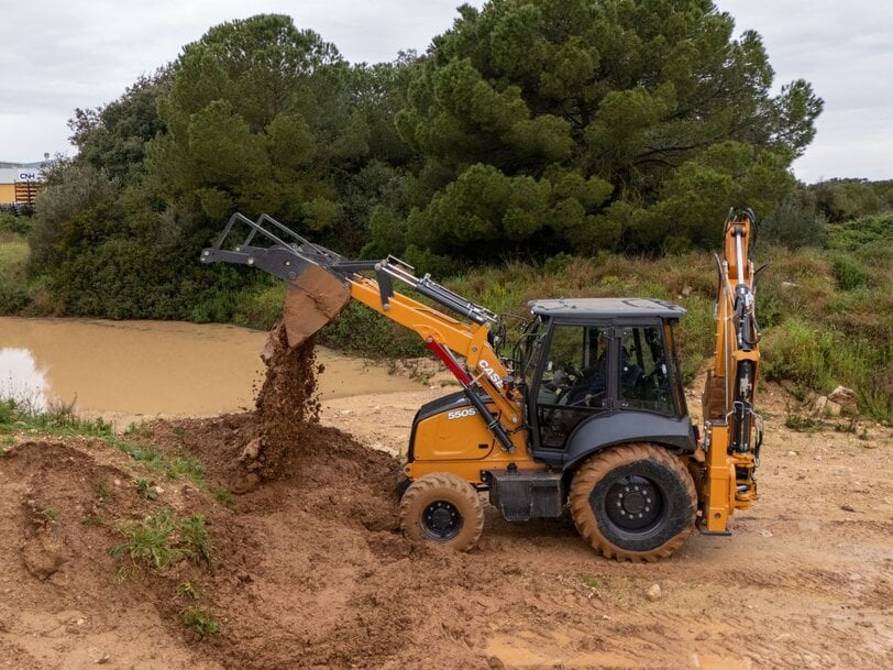 CASE Construction Equipment rozszerza gamę maszyn kompaktowych o nową koparko-ładowarkę o mocy 55 kW, nową elektryczną minikoparko-ładowarkę gąsienicową oraz znaczące udoskonalenia gamy kompaktowych ładowarek kołowych