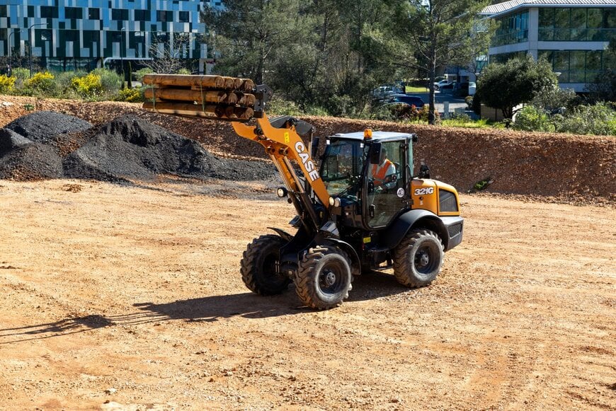CASE Construction Equipment rozszerza gamę maszyn kompaktowych o nową koparko-ładowarkę o mocy 55 kW, nową elektryczną minikoparko-ładowarkę gąsienicową oraz znaczące udoskonalenia gamy kompaktowych ładowarek kołowych