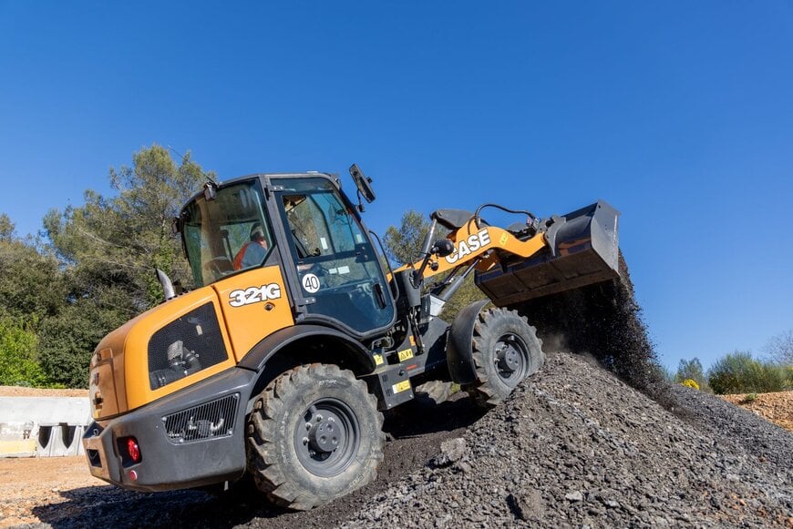 CASE Construction Equipment rozszerza gamę maszyn kompaktowych o nową koparko-ładowarkę o mocy 55 kW, nową elektryczną minikoparko-ładowarkę gąsienicową oraz znaczące udoskonalenia gamy kompaktowych ładowarek kołowych