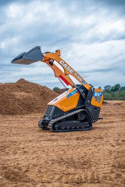 CASE Construction Equipment rozszerza gamę maszyn kompaktowych o nową koparko-ładowarkę o mocy 55 kW, nową elektryczną minikoparko-ładowarkę gąsienicową oraz znaczące udoskonalenia gamy kompaktowych ładowarek kołowych