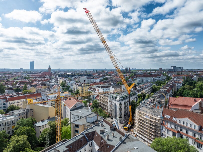 Grove GMK6450-1 dismantles tower crane in central Berlin