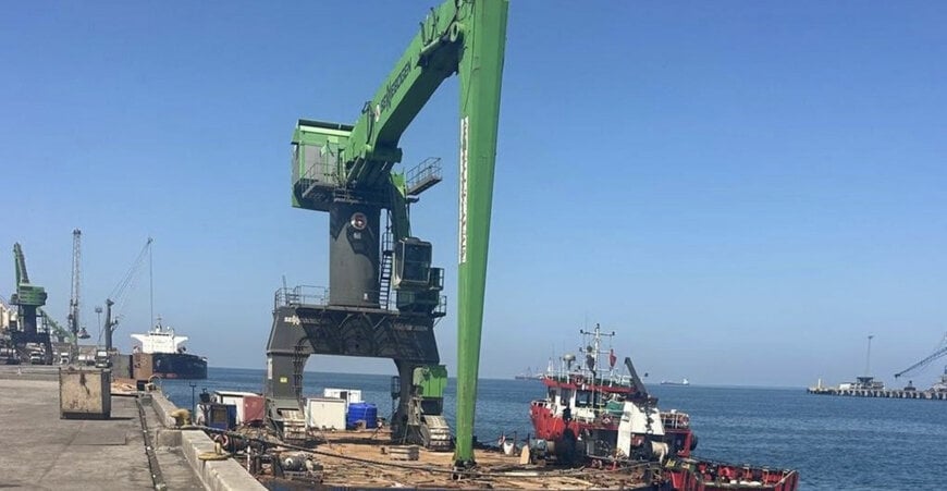 Logistique de transport maritime lourd pour pelle de manutention industrielle
