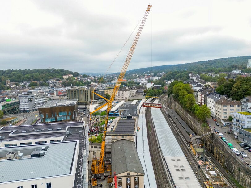 Liebherr crane lifts historic Wuppertal suspension railway carriage