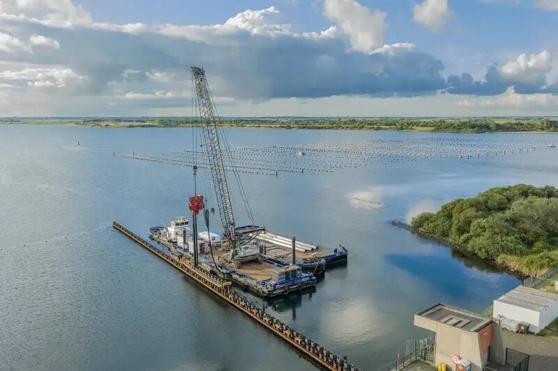 Liebherr unplugged crane electrifies Dutch hydraulic construction project